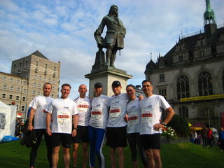 yellowmed-mitteldeutscher-marathon-halle Team 'yellowmed' vor und nach dem Marathon