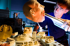 Ein Forscher untersucht die Zahnkonturen mit einem 3-D-Digitalisierer direkt im Mund.